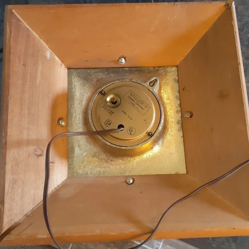 Harben co. electric clock. Mid Century Modern. Bubble glass with wood and brass.